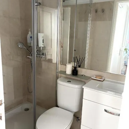 Acogedor Apartamento Con Atico En リスボン